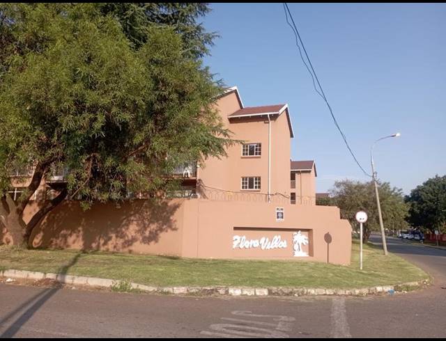 2 BEDROOM APARTMENT FOR SALE IN FLORIDA LAKE